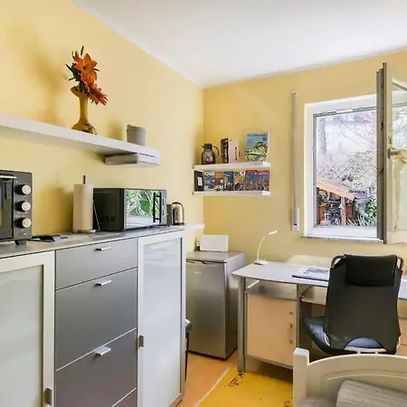 7 Min To Citycenter !! Subway U3 100m, Southside Singleroom Own Shower, Wc ! Free Wifi ,tv, Dishes, Fridge, Oven, Waterheater, Microwave, Coffee, Bike, Next To River And Park,many Restaurants And Supermarkets Around 200m, Nonsmoker ! Self Check In -s Múnich