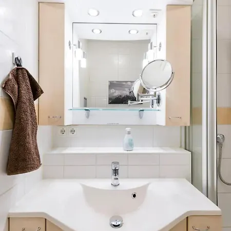 7 Min To Citycenter Subway U3 100m, Southside Singleroom Own Shower Wc, Tv, Dishes Fridge, Oven, Waterheater, Coffeemashine- Free C ,bike For Free , Next To River And Park, Many Restaurants And Supermarkets Around 200m, Nonsmoker ! Homestay Munich