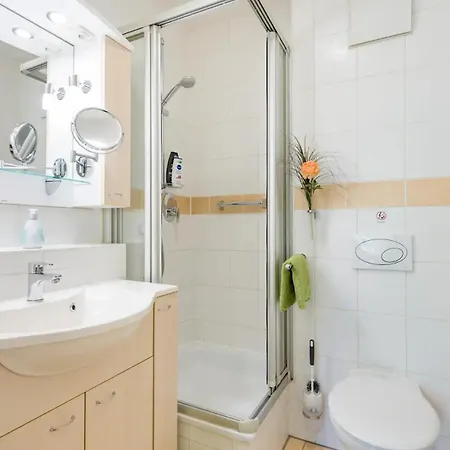 7 Min To Citycenter Subway U3 100m, Southside Singleroom Own Shower Wc, Tv, Dishes Fridge, Oven, Waterheater, Coffeemashine- Free C ,bike For Free , Next To River And Park, Many Restaurants And Supermarkets Around 200m, Nonsmoker !