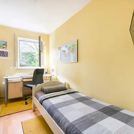 7 Min To Citycenter Subway U3 100m, Southside Singleroom Own Shower Wc, Tv, Dishes Fridge, Oven, Waterheater, Coffeemashine- Free C ,bike For Free , Next To River And Park, Many Restaurants And Supermarkets Around 200m, Nonsmoker ! Homestay *