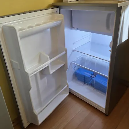 7 Min To Citycenter !! Subway U3 100m, Southside Singleroom Own Shower, Wc ! Free Wifi ,tv, Dishes, Fridge, Oven, Waterheater, Microwave, Coffee, Bike, Next To River And Park,many Restaurants And Supermarkets Around 200m, Nonsmoker ! Self Check In -s München